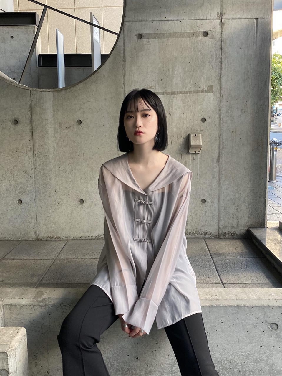 ホワイト系のシャツ/ブラウス、ブラック系のその他パンツを着用したレディースの秋コーディネートの3枚目の写真