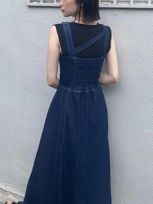 「#キレイめ、murua、#murua、#ムルーア、#ファッション、#今日のコーデ、#murua_by_staff、#ワントーンコーデ、トレンド、murua_snap、デニムコーデ、デニムワンピース、デニムマキシワンピース、ショルダーカバータンクトップ、＃murua×SHAKAコラボ」｜「SHAKAの【MURUA×SHAKA】ウィークエンダープラットフォームサンダル（サンダル、ブラック系）」を使った、金澤 葵さん（レディース・158cm）の夏コーディネートの6枚目の写真