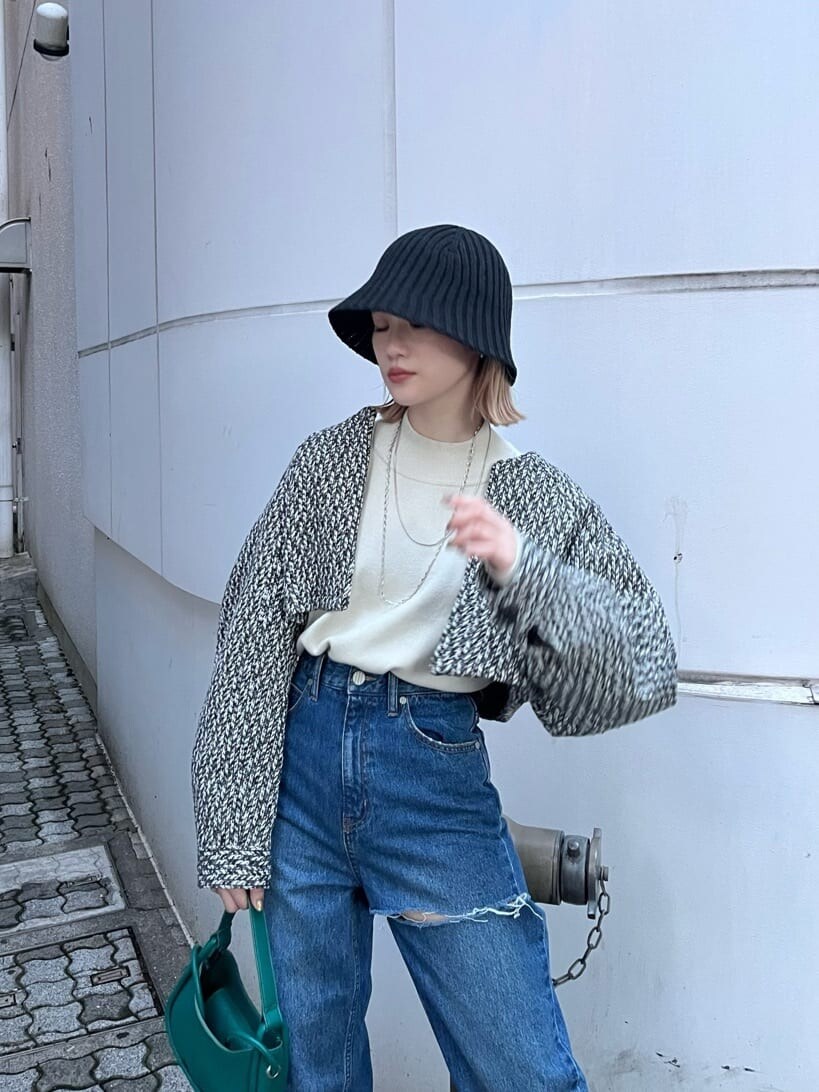 「今季トレンド、#murua_by_staff、#キレイめ、ハイトーン、パンツコーデ、murua_snap、#今日のコーデ、#ファッション、バケハ、着回し、#murua、デニムコーデ、ハイトーンボブ、ショートアウター、#バケットハット」｜「MURUAのアシメカットカラーパンツ（デニムパンツ、ブルー系）」を使った、金澤 葵さん（レディース・158cm）の夏コーディネートの5枚目の写真