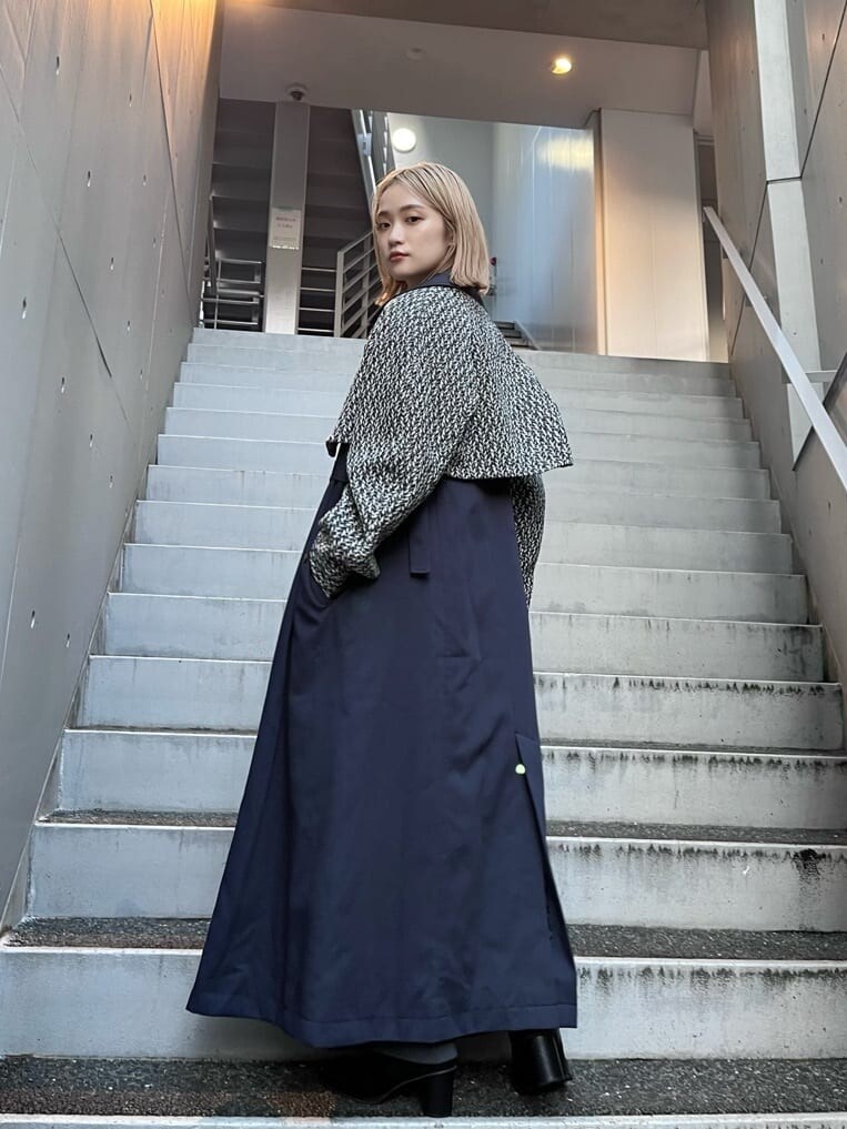 「#キレイめ、#murua_by_staff、#murua、トレンチコート、カジュアルコーデ、murua_snap、#ムルーア、着回しコーデ、着回し、#今日のコーデ、カジュアル、murua、#ファッション、ハイトーンボブ、#ワントーンコーデ」｜「MURUAのバックオープンアシメニットタンク（タンクトップ、ブルー系）」を使った、金澤 葵さん（レディース・158cm）の夏コーディネートの6枚目の写真