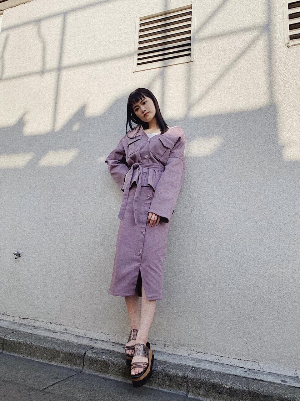 「#キレイめ、2020ss、murua、春カラー、#春服、#murua、#ムルーア、#ファッション、セットアップ、ノーカラーガウンジャケット、シルバーボタンタイトスカート、ピンクコーデ、#シルバーボタンタイトスカート、#ノーカラーガウンジャケット、#ピンク」｜「MURUAのシルバーボタンタイトスカート【セットアップ着用可能】（スカート、パープル系）」を使った、金澤 葵さん（レディース・158cm）の春コーディネートの4枚目の写真