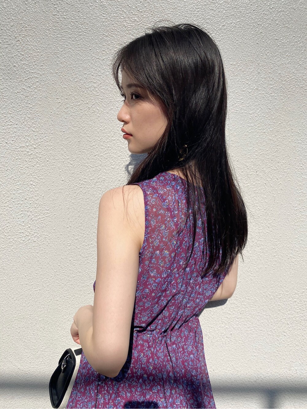 パープル系のワンピース、ブラック系のサンダル、ゴールド系のイヤリングを着用したレディースの夏コーディネートの6枚目の写真