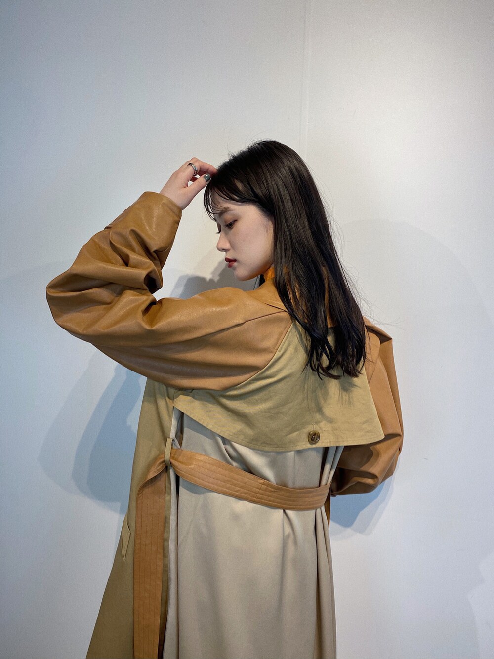 「murua、#murua、#ムルーア、#ファッション、トレンチコート、レイヤード、#murua_by_staff、トレンド、モード系、murua_snap、厚底、ネオンカラー、レザー、ペンシルスカート、ローファー」｜「MURUAのヒールローファーブーツ（ブーツ、ブラウン系）」を使った、金澤 葵さん（レディース・158cm）の夏コーディネートの2枚目の写真