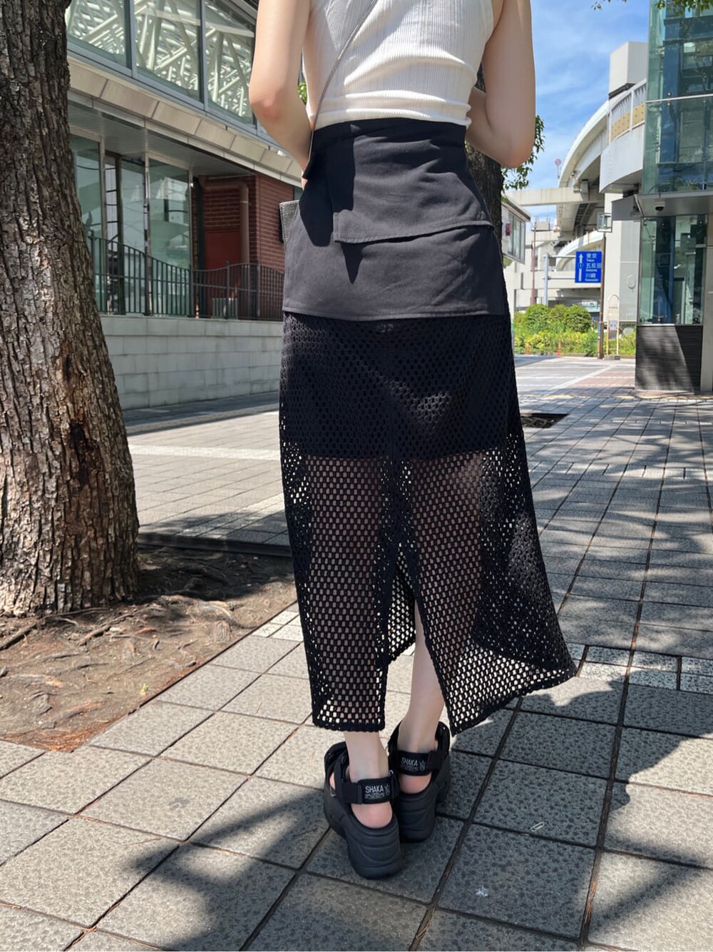 ホワイト系のサンダル、ブラック系のスカート、ホワイト系のタンクトップを着用したレディースの夏コーディネートの10枚目の写真