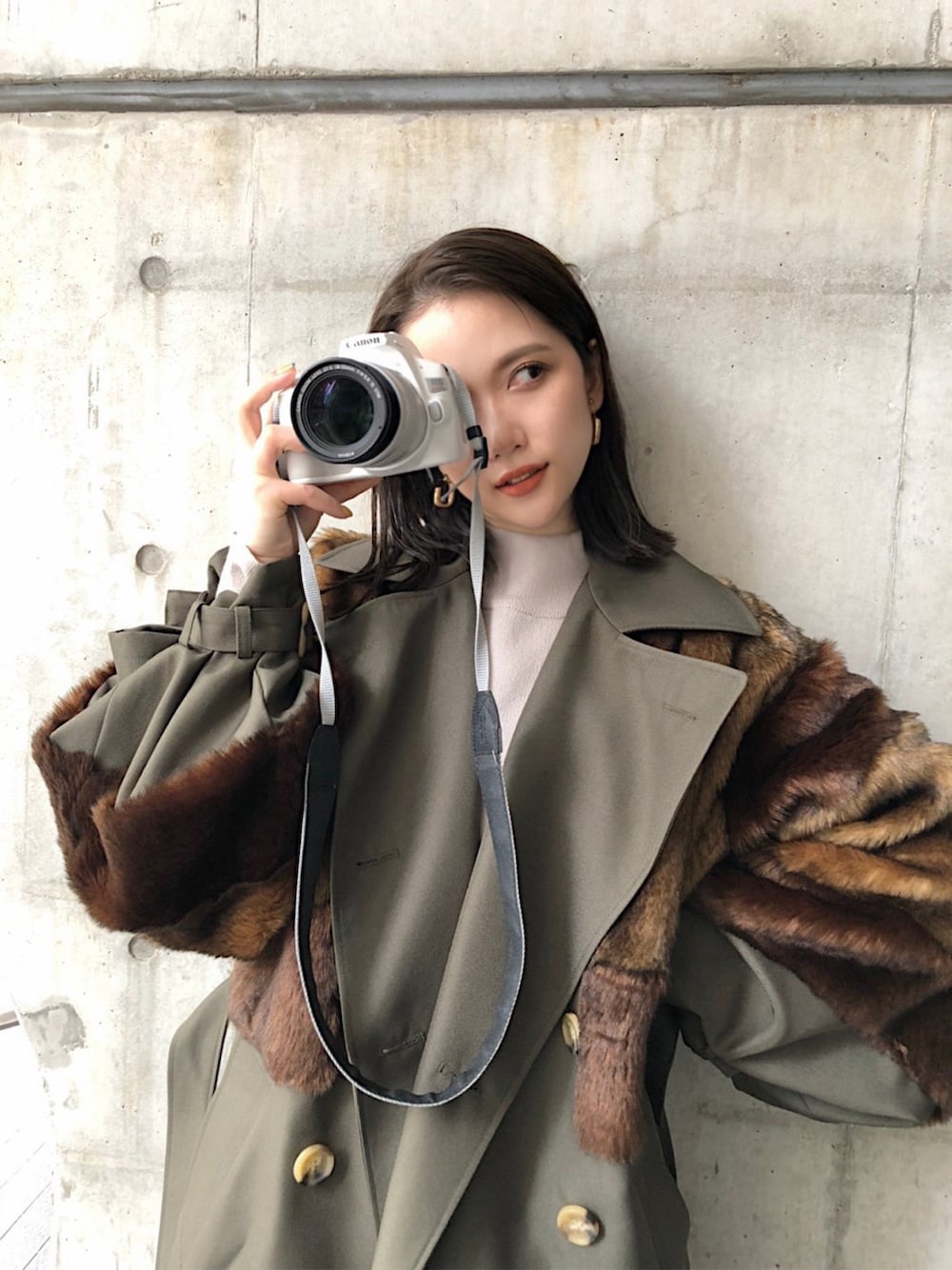 「murua、#murua、#ムルーア、#ファッション、#murua_by_staff、ロングコート、トレンチコート、2020aw、Autumn、ロングダブルトレンチ、ファーコート、スリーブファー」｜「MURUAのロングダブルトレンチ（トレンチコート、ベージュ系）」を使った、金澤 葵さん（レディース・158cm）の夏コーディネートの2枚目の写真