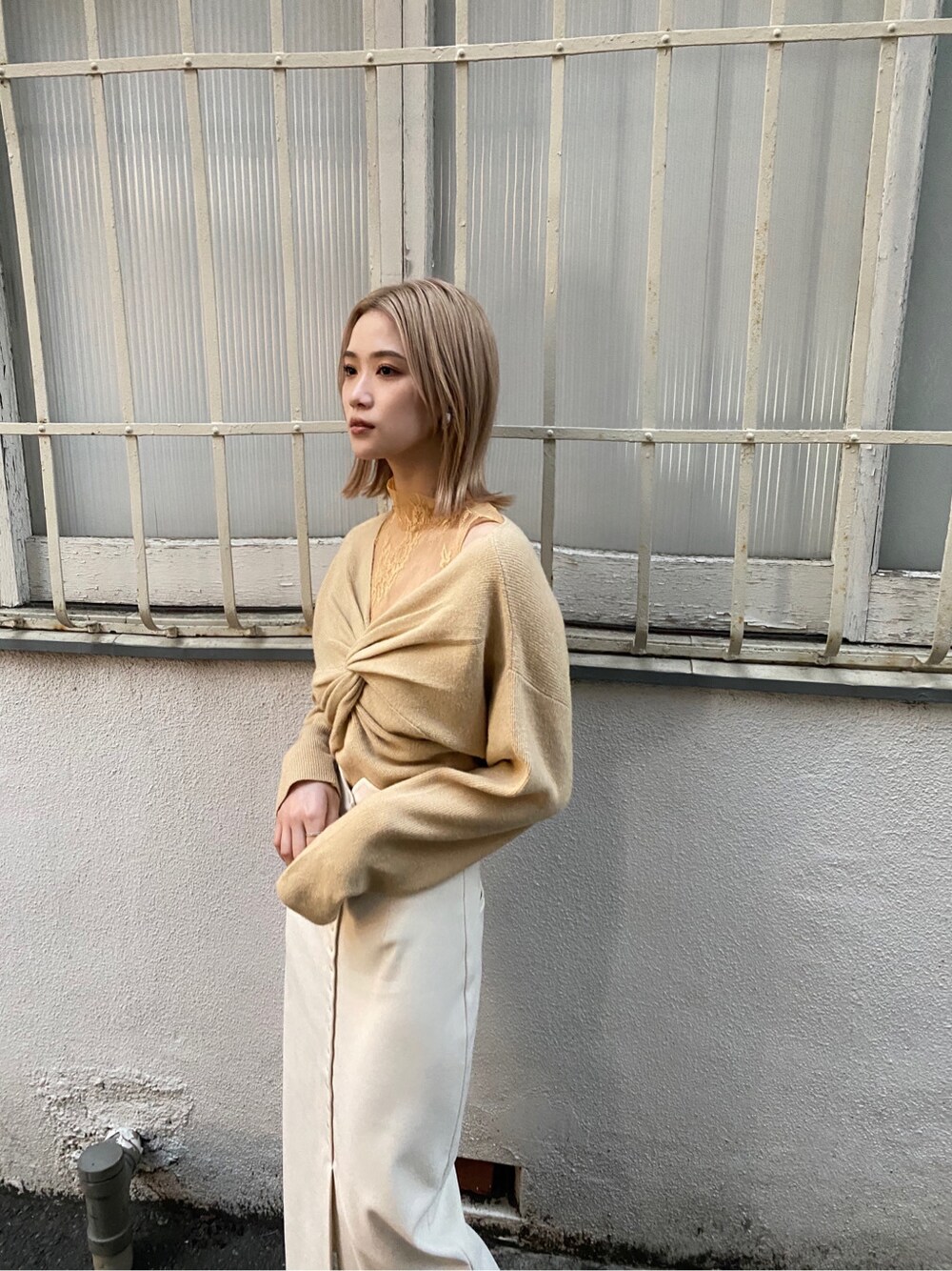 「#キレイめ、murua、#murua、#ムルーア、#ファッション、#今日のコーデ、#murua_by_staff、#ワントーンコーデ、murua_snap、2021SS、春コーデ、春カラー、#春服、#春ニット、recommend item」｜「MURUAのアミメッシュヒール（パンプス、ホワイト系）」を使った、金澤 葵さん（レディース・158cm）の冬コーディネートの3枚目の写真