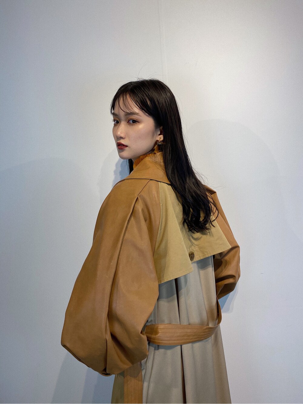 「murua、#murua、#ムルーア、#ファッション、トレンチコート、レイヤード、#murua_by_staff、トレンド、モード系、murua_snap、厚底、ネオンカラー、レザー、ペンシルスカート、ローファー」｜「MURUAのヒールローファーブーツ（ブーツ、ブラウン系）」を使った、金澤 葵さん（レディース・158cm）の夏コーディネートの3枚目の写真