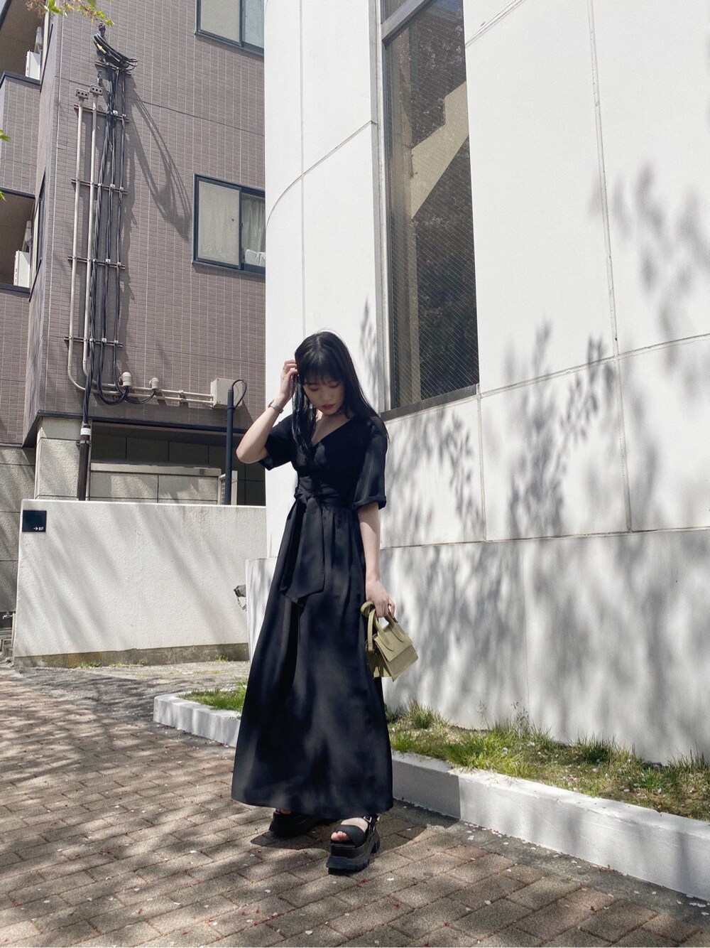 「2020ss、murua、春コーデ、#春服、#murua、#ムルーア、#ファッション、カジュアル、ロングワンピース、カシュクール、#ワンピース、#カシュクール、ワンピース、#murua_by_staff、#ワントーンコーデ」｜「MURUAのプリーツシフォンスカーフ（ストール/ショール、ブラック系）」を使った、金澤 葵さん（レディース・158cm）の春コーディネートの3枚目の写真
