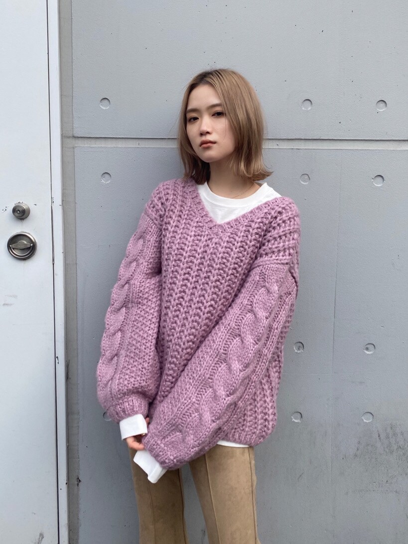 ホワイト系のブーツ、ベージュ系のその他パンツを着用したレディースの冬コーディネートの3枚目の写真