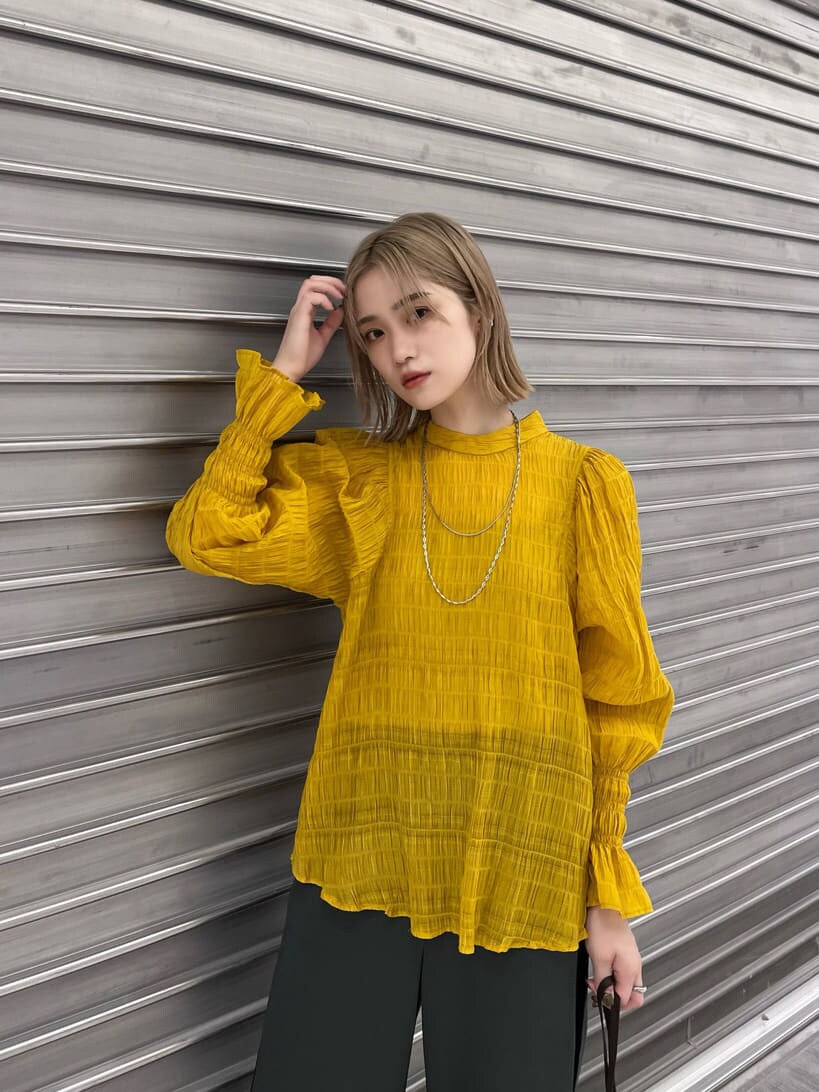 「大人フェミニン、ラインパンツ、ブルベ、ハイトーン、モード系ファッション、#キレイめ、#ムルーア、個性派、#ワイドパンツ、モード、ハイトーンボブ、murua、#今日のコーデ、大人カジュアル、フェミニンモード」｜「MURUAの2WAYワッシャーボリュームブラウス（シャツ/ブラウス、イエロー系）」を使った、金澤 葵さん（レディース・158cm）の夏コーディネートの4枚目の写真