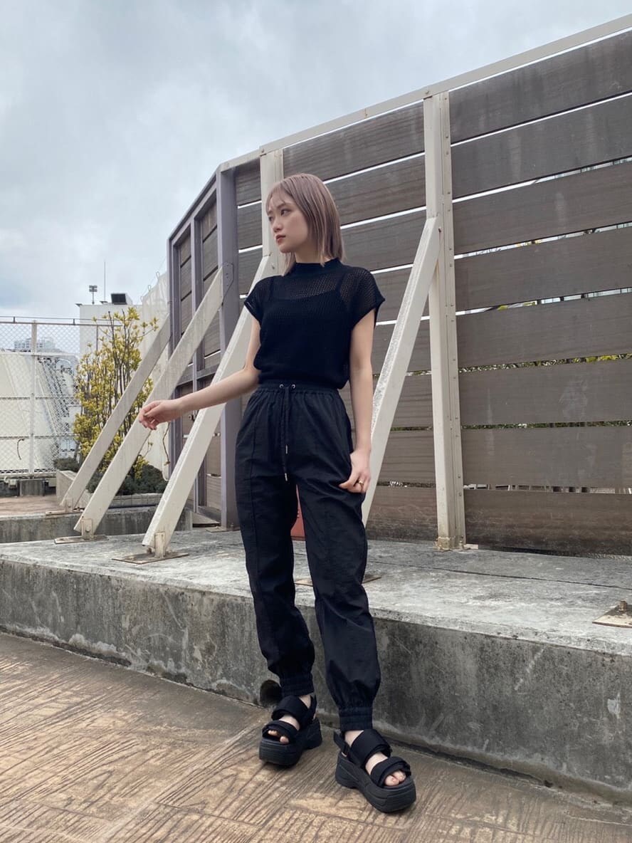 ブラック系のその他パンツ、ホワイト系のサンダル、ブラック系のニット/セーターを着用したレディースの冬コーディネートの2枚目の写真