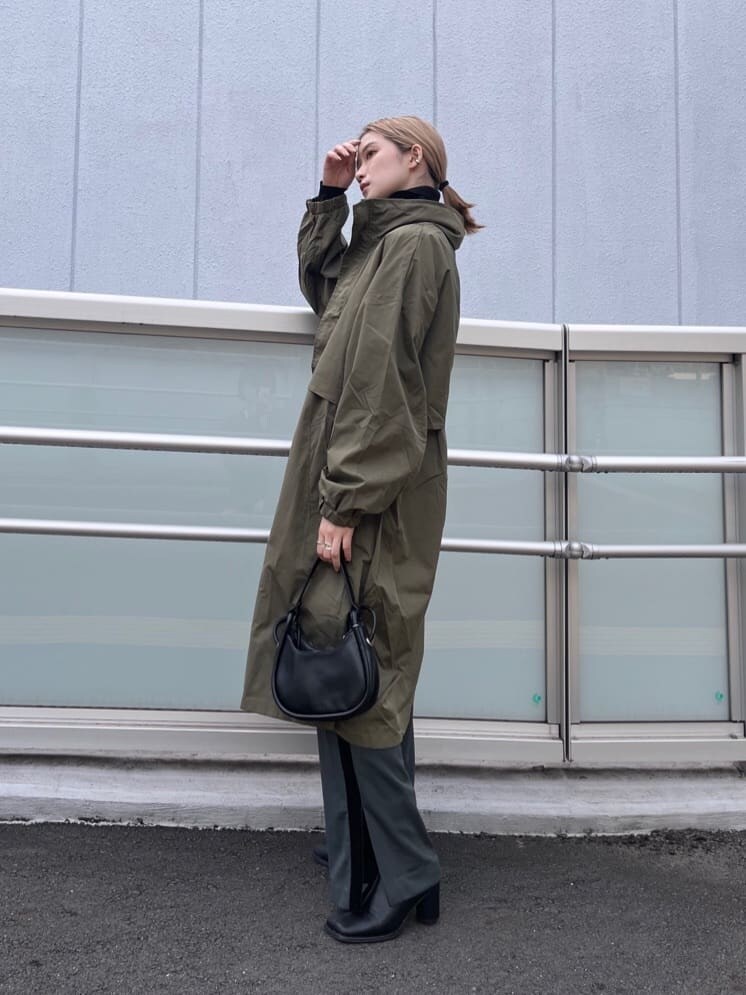 「MURUAのルーズネックミニマルタートル（ニット/セーター、ブラック系）」を使った、金澤 葵さん（レディース・158cm）の秋コーディネートの4枚目の写真
