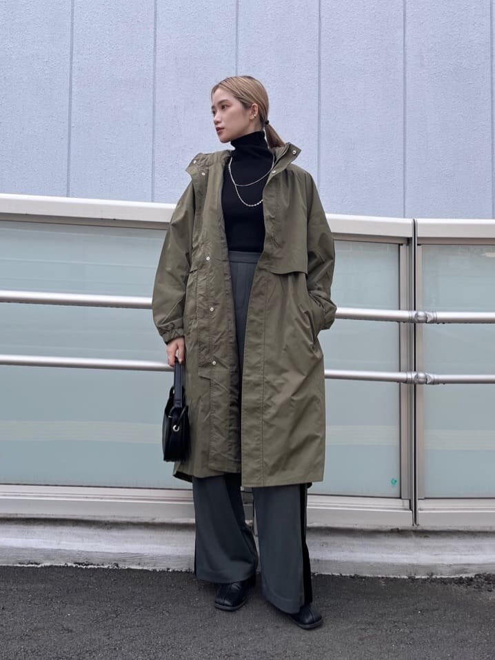 「MURUAのルーズネックミニマルタートル（ニット/セーター、ブラック系）」を使った、金澤 葵さん（レディース・158cm）の秋コーディネートの3枚目の写真