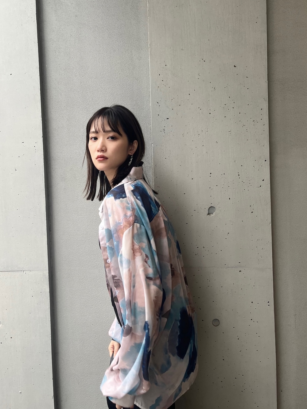 ブラック系のハンドバッグ、ブラック系のサンダル、ブルー系のシャツ/ブラウスを着用したレディースの冬コーディネートの5枚目の写真