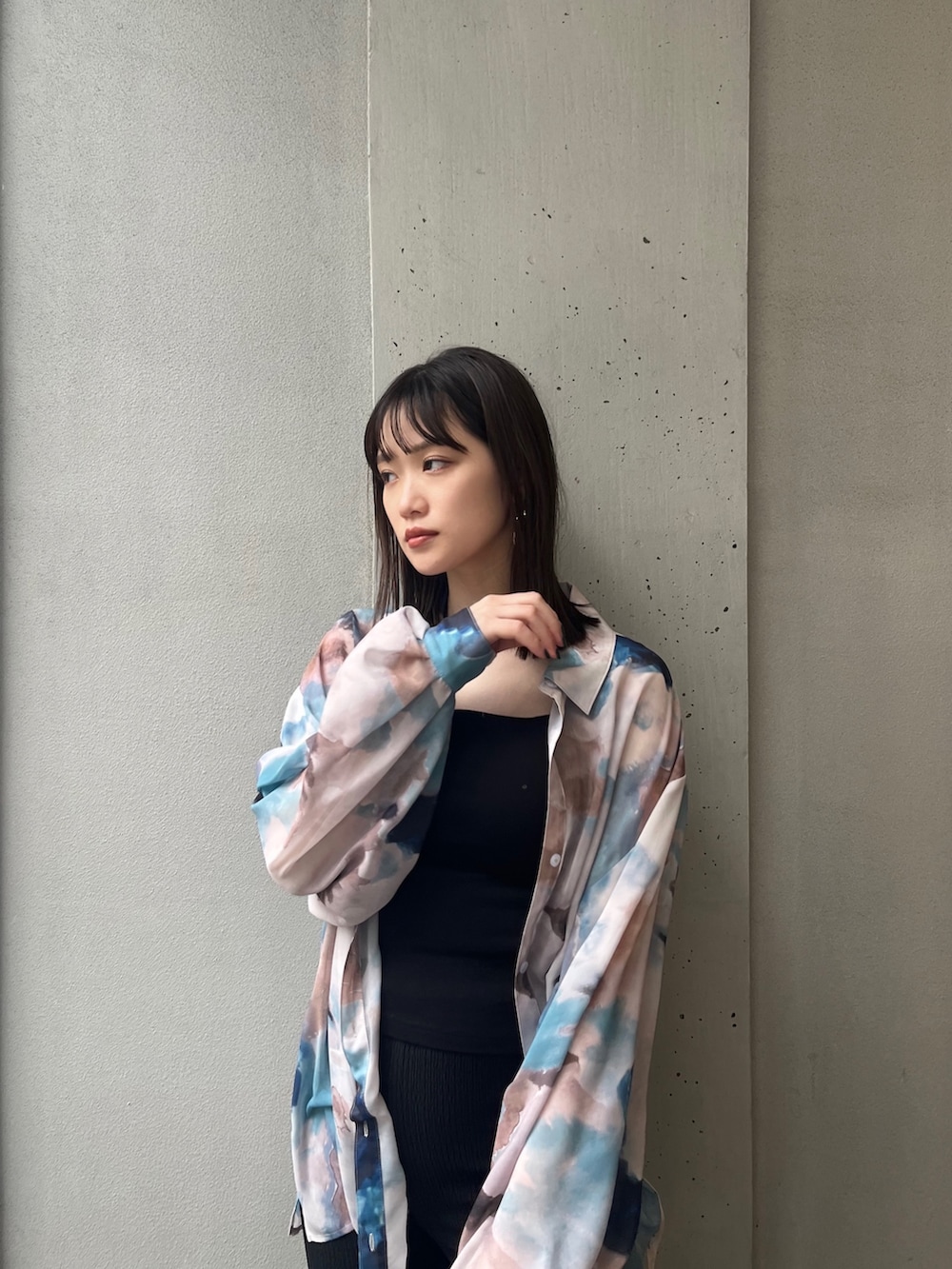 ブラック系のハンドバッグ、ブラック系のサンダル、ブルー系のシャツ/ブラウスを着用したレディースの冬コーディネートの4枚目の写真