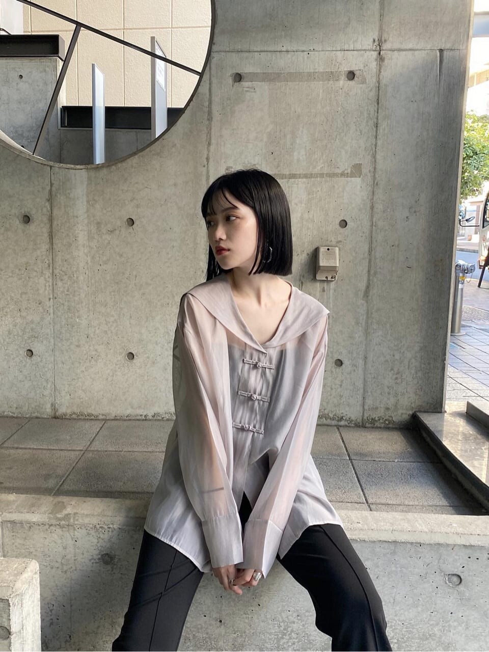 ホワイト系のシャツ/ブラウス、ブラック系のその他パンツを着用したレディースの秋コーディネートの2枚目の写真