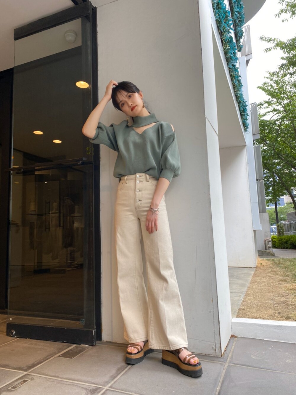 「2020ss、春コーデ、春カラー、murua、#春服、#murua、#ムルーア、#ファッション、#ワイドパンツ、#春ニット、#モテニット、#今日のコーデ、#murua_by_staff、フロントボタンフレアデニム、抜け感」｜「MURUAのフロントボタンフレアパンツ（その他パンツ、ホワイト系）」を使った、金澤 葵さん（レディース・158cm）の春コーディネートの2枚目の写真