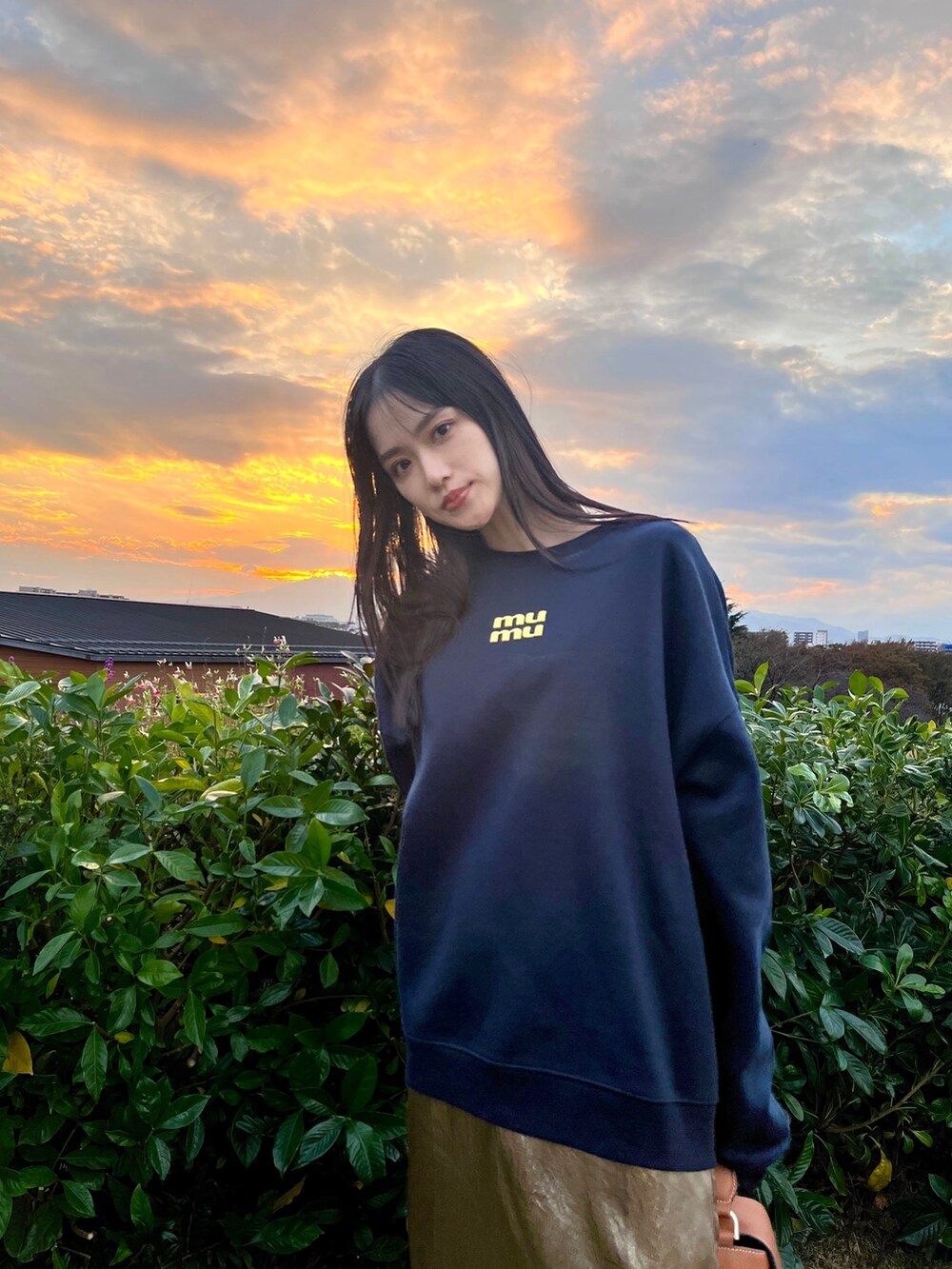 ブルー系のスウェットを着用したレディースの秋コーディネートの2枚目の写真