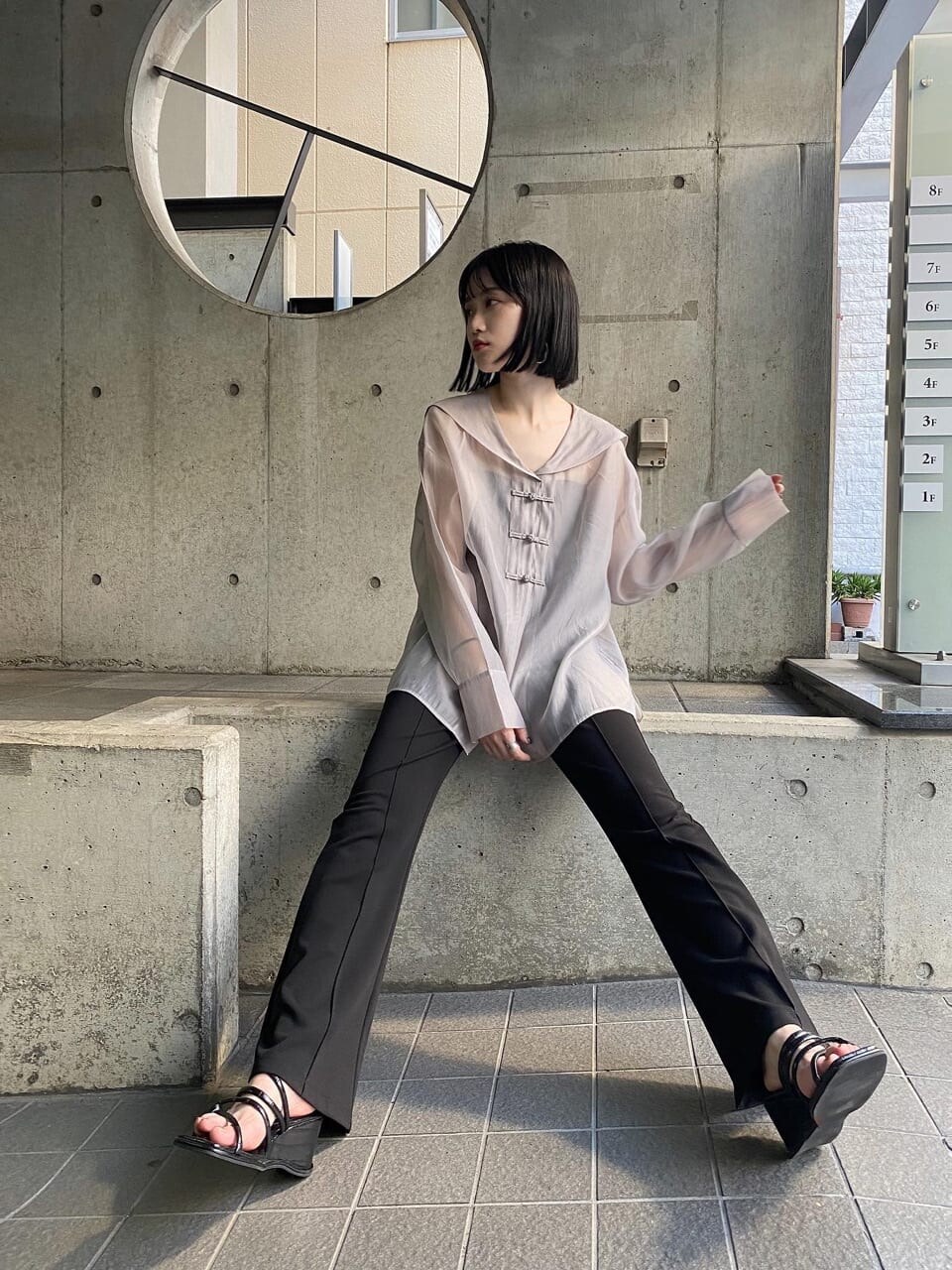 ホワイト系のシャツ/ブラウス、ブラック系のその他パンツを着用したレディースの秋コーディネートの4枚目の写真