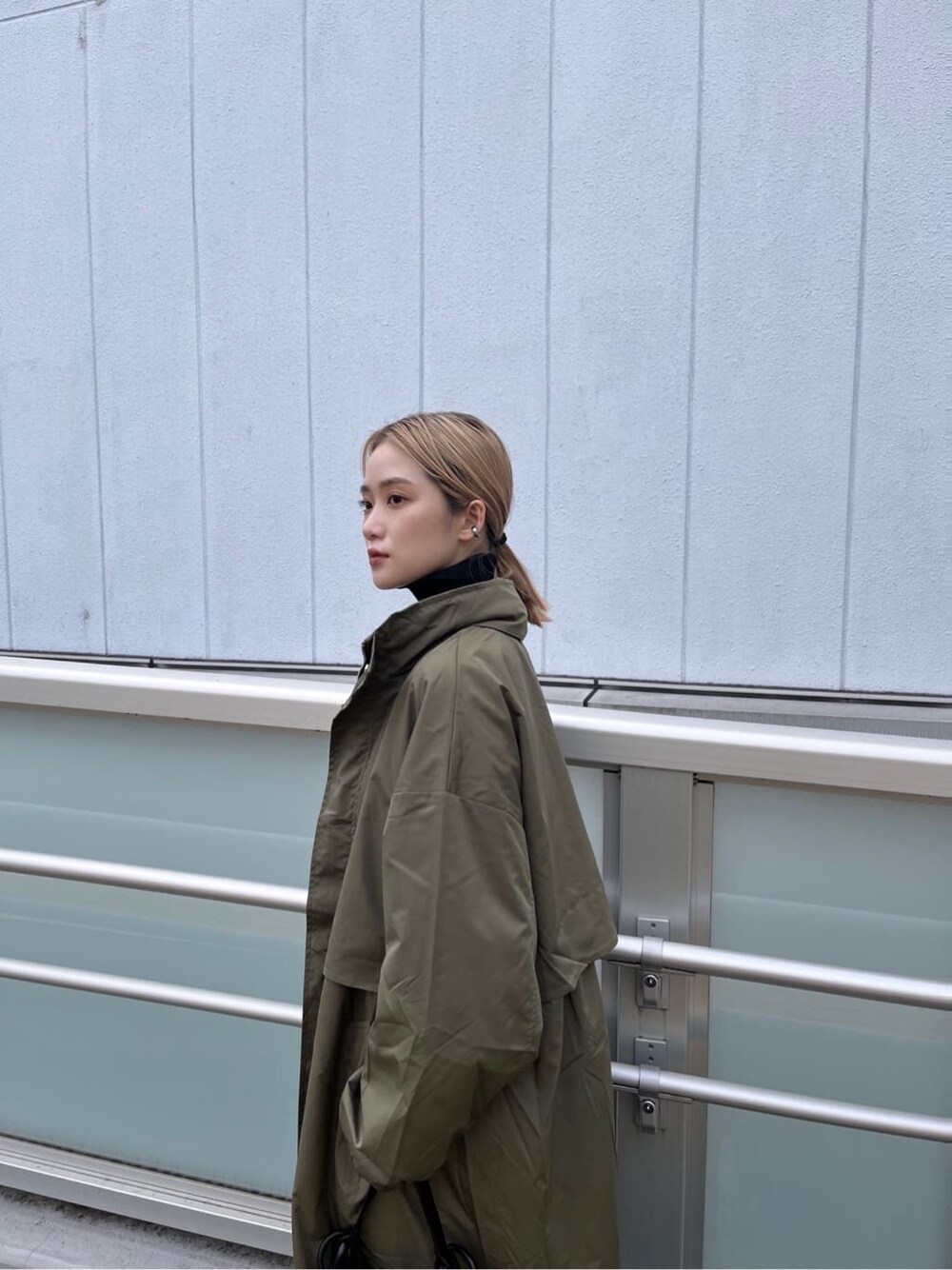「MURUAのルーズネックミニマルタートル（ニット/セーター、ブラック系）」を使った、金澤 葵さん（レディース・158cm）の秋コーディネートの8枚目の写真