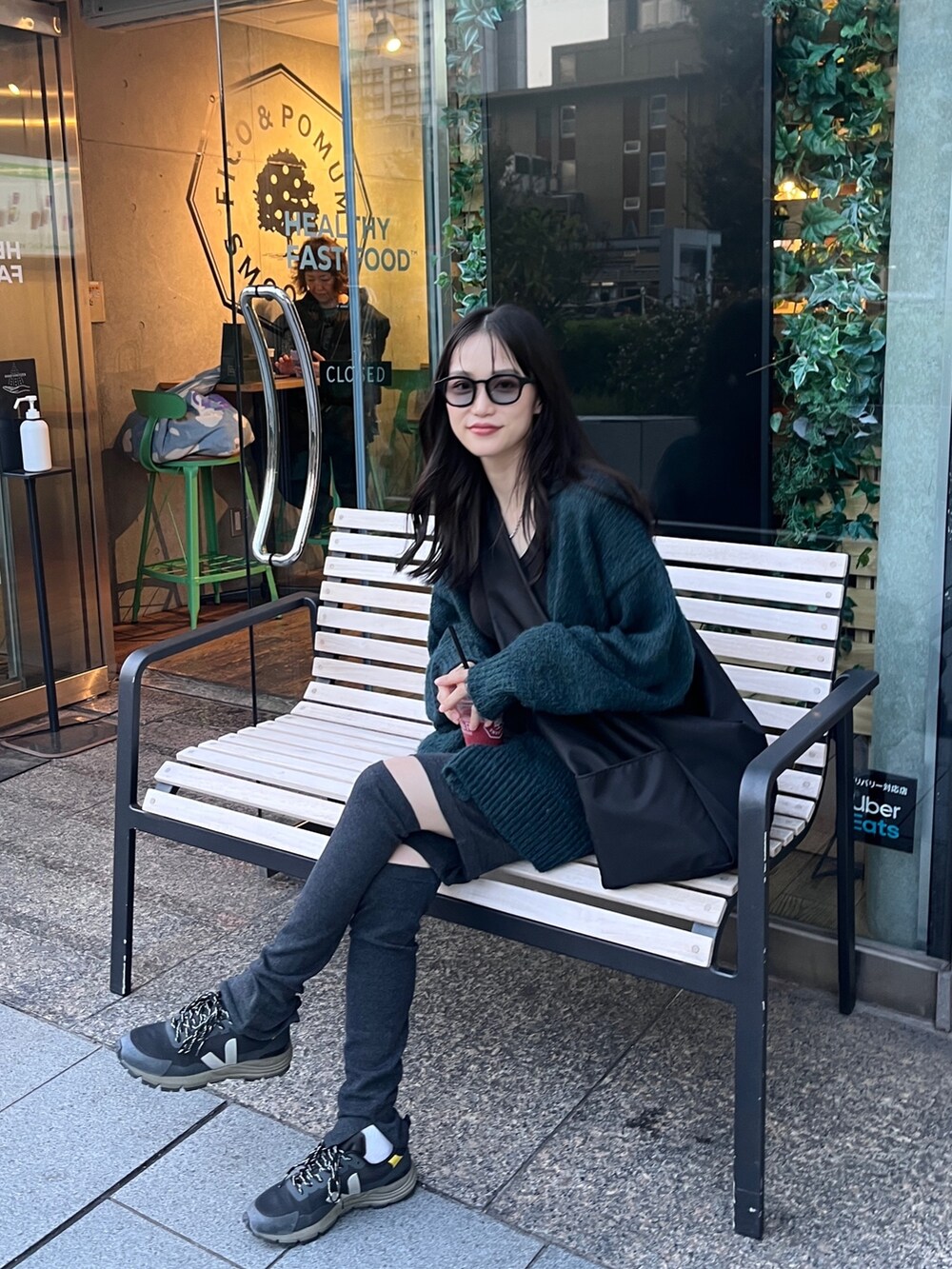 グリーン系のカーディガン/ボレロを着用したレディースの秋コーディネートの2枚目の写真