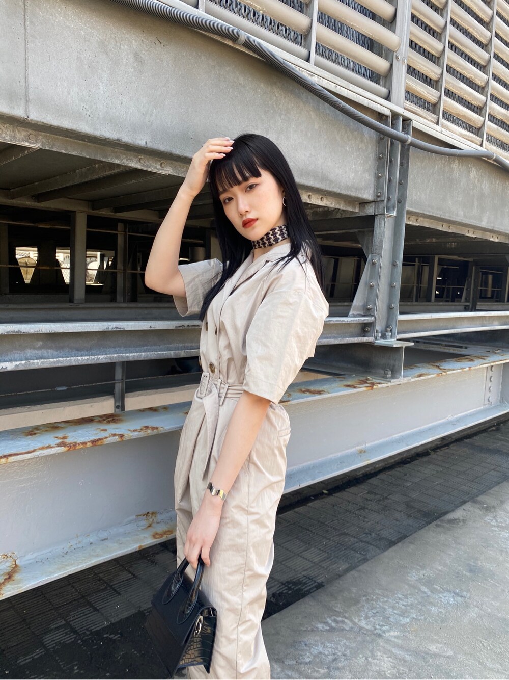 ベージュ系のつなぎ/オールインワン、その他のサンダル、ブラック系のショルダーバッグを着用したレディースの春コーディネートの3枚目の写真