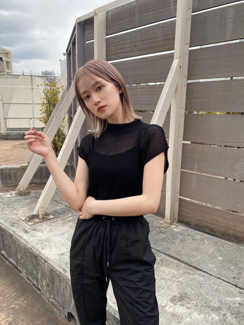 ブラック系のその他パンツ、ホワイト系のサンダル、ブラック系のニット/セーターを着用したレディースの冬コーディネートの4枚目の写真