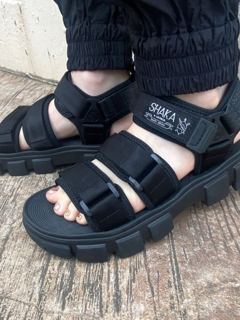 ブラック系のその他パンツ、ホワイト系のサンダル、ブラック系のニット/セーターを着用したレディースの冬コーディネートの5枚目の写真