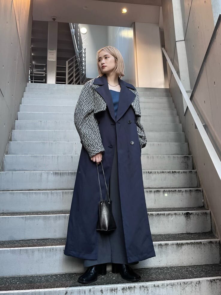「#キレイめ、#murua_by_staff、#murua、トレンチコート、カジュアルコーデ、murua_snap、#ムルーア、着回しコーデ、着回し、#今日のコーデ、カジュアル、murua、#ファッション、ハイトーンボブ、#ワントーンコーデ」｜「MURUAのバックオープンアシメニットタンク（タンクトップ、ブルー系）」を使った、金澤 葵さん（レディース・158cm）の夏コーディネートの5枚目の写真