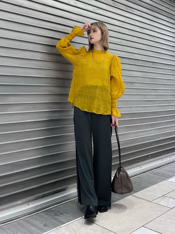 「大人フェミニン、ラインパンツ、ブルベ、ハイトーン、モード系ファッション、#キレイめ、#ムルーア、個性派、#ワイドパンツ、モード、ハイトーンボブ、murua、#今日のコーデ、大人カジュアル、フェミニンモード」｜「MURUAの2WAYワッシャーボリュームブラウス（シャツ/ブラウス、イエロー系）」を使った、金澤 葵さん（レディース・158cm）の夏コーディネートの2枚目の写真