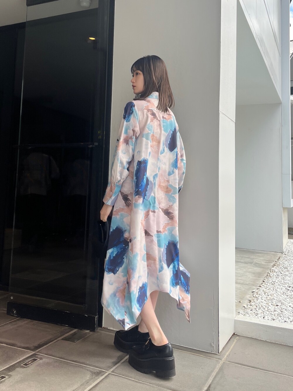 ブルー系のワンピース、ブラック系のハンドバッグ、ブラック系のローファーを着用したレディースの冬コーディネートの4枚目の写真