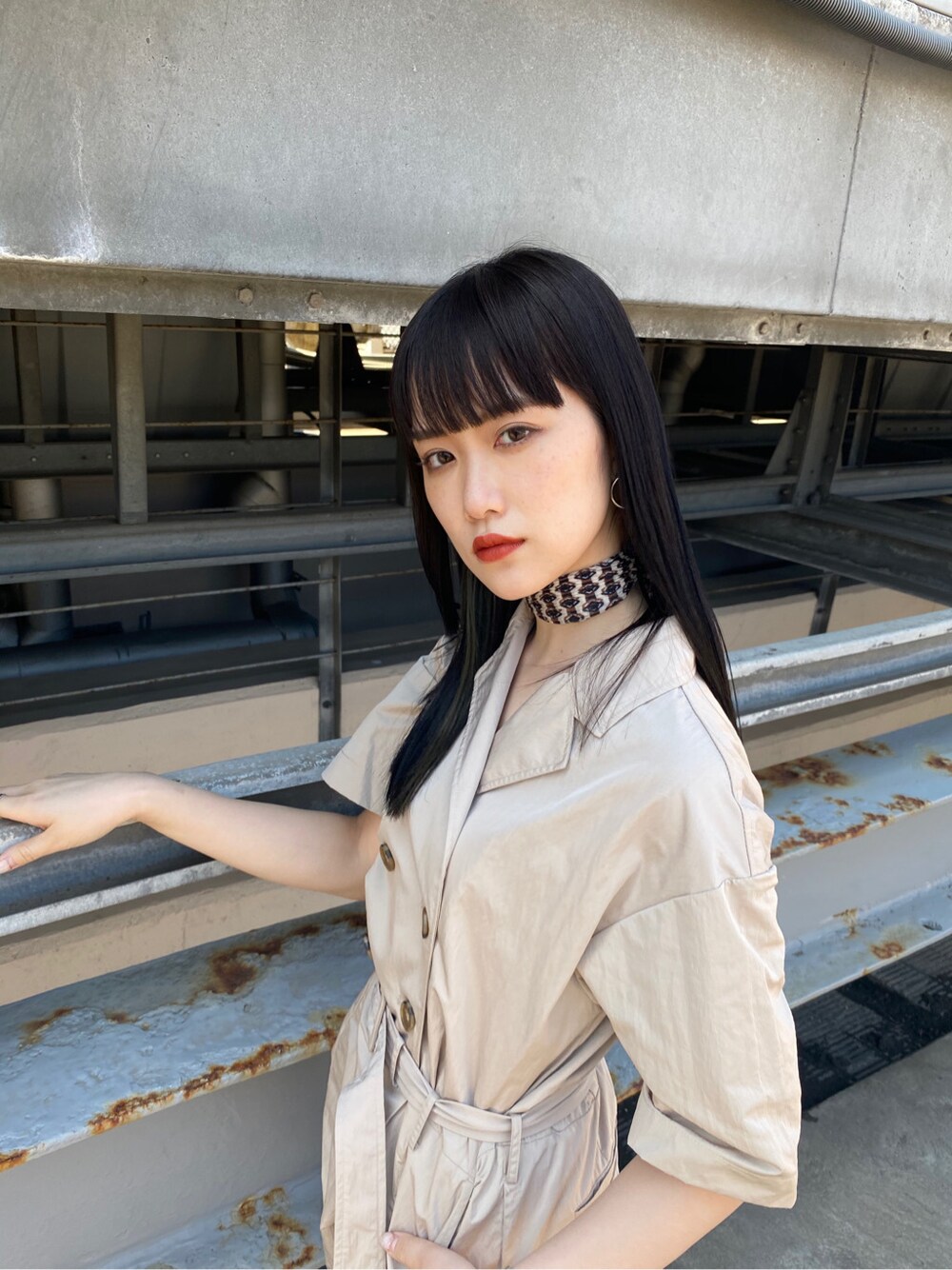 ベージュ系のつなぎ/オールインワン、その他のサンダル、ブラック系のショルダーバッグを着用したレディースの春コーディネートの4枚目の写真