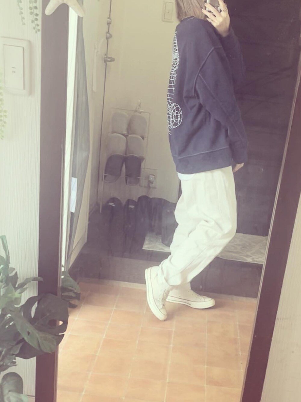 ベージュ系のデニムパンツ、その他のスニーカー、ブラック系のダウンベストを着用したレディースの冬コーディネートの2枚目の写真