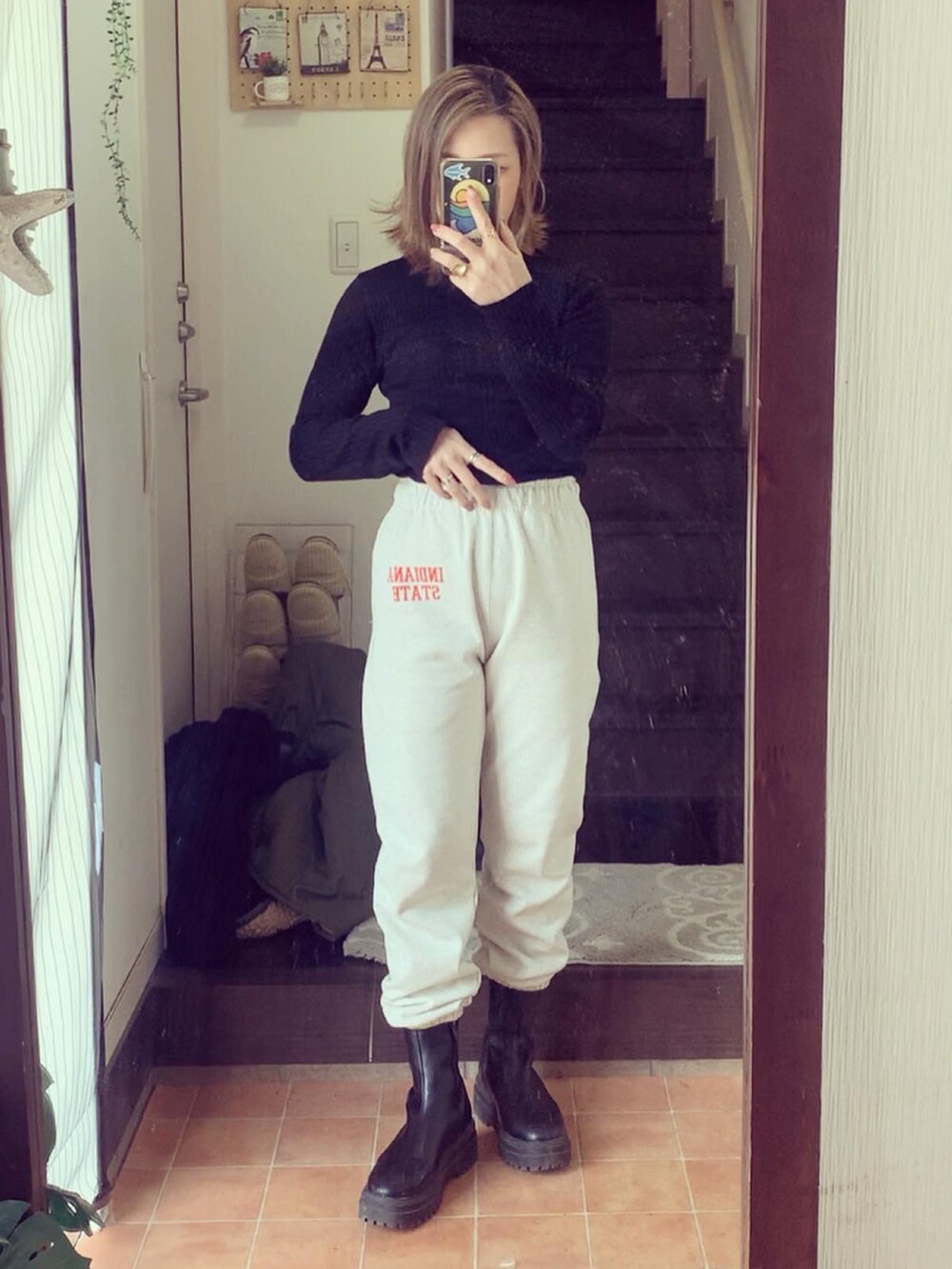 「大人カジュアル、ニット帽、ブーツ、スウェットパンツ、ラフコーデ、リラックススタイル、ラフ、シンフルコーデ」｜「FREAK'S STOREのHEAVYスウェットロゴパンツ（スウェットパンツ、ホワイト系）」を使った、head-tailさん（レディース・157cm）の冬コーディネートの2枚目の写真