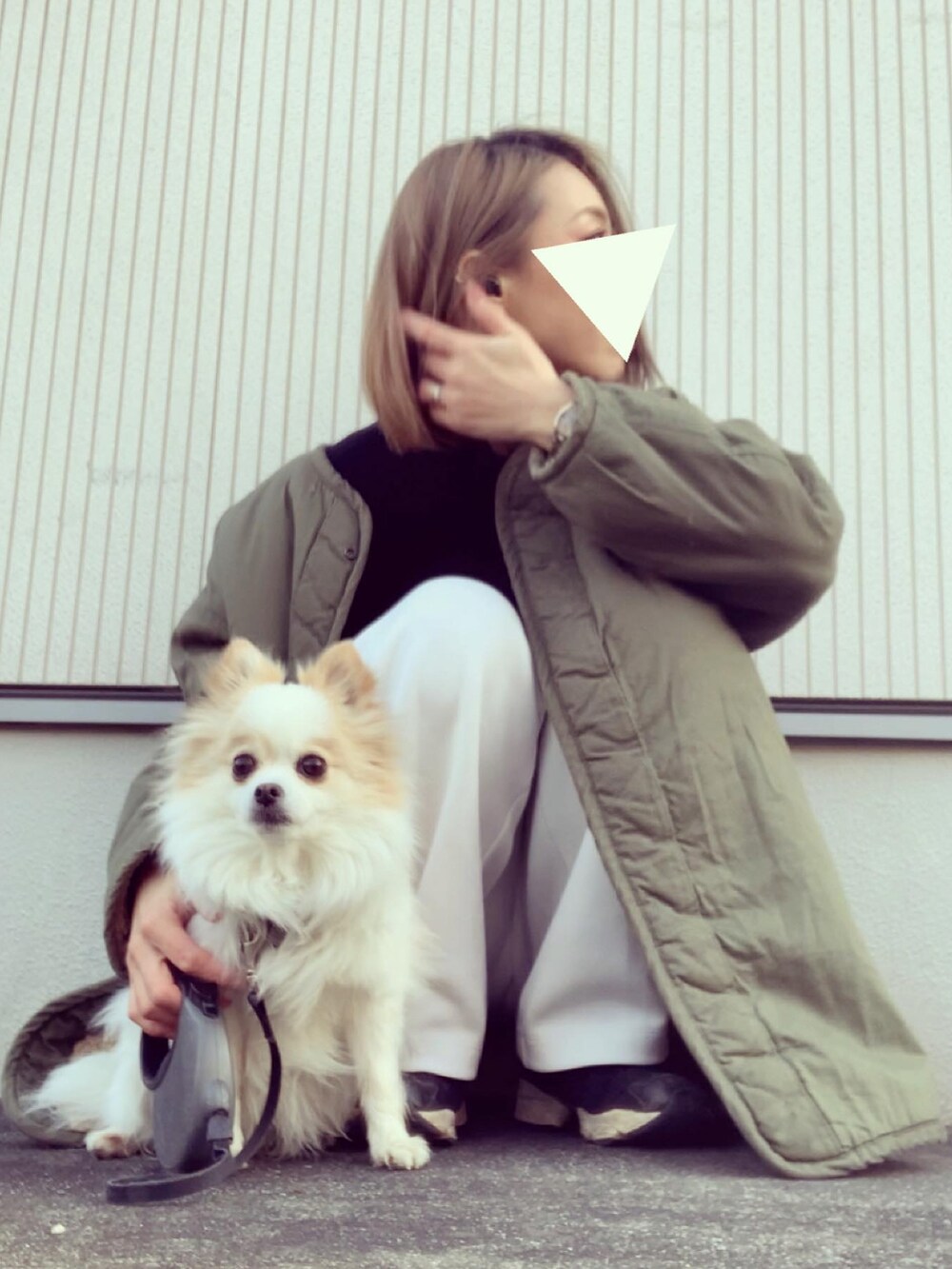 ブラック系のスニーカー、ホワイト系のその他パンツ、ブラック系のニット/セーターを着用したレディースの冬コーディネートの2枚目の写真