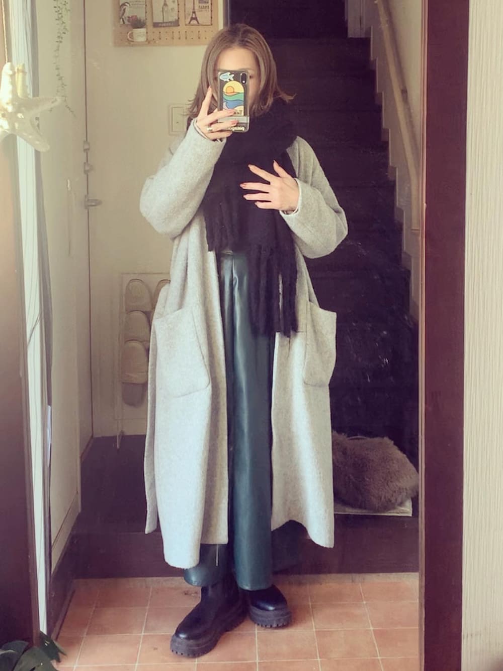 グリーン系のスカート、グレー系のその他アウター、ブラック系のブーツを着用したレディースの冬コーディネートの2枚目の写真