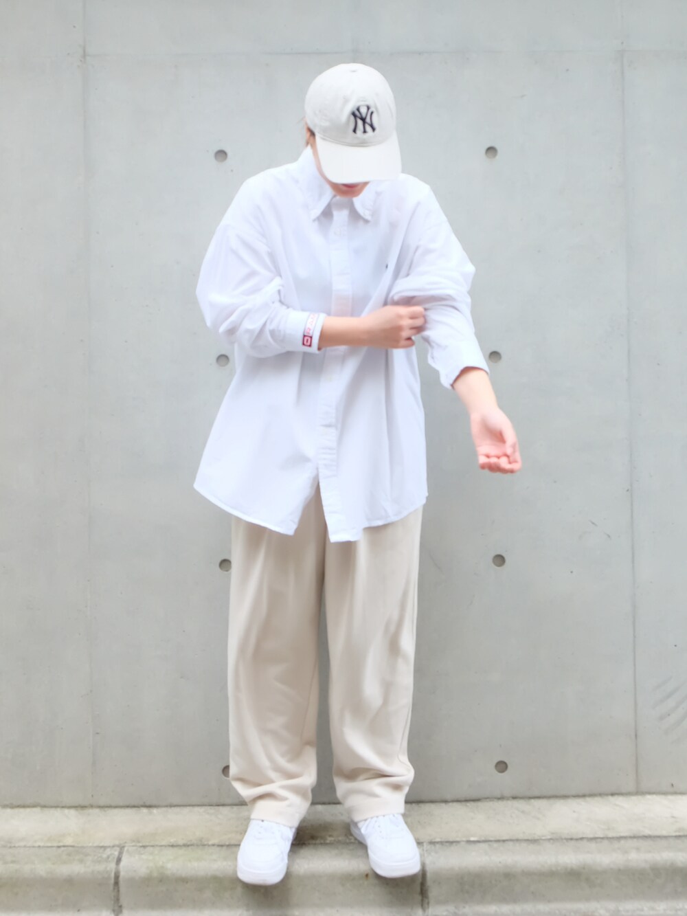 ホワイト系のスウェットパンツ、ホワイト系のスニーカー、ホワイト系のシャツ/ブラウスを着用したレディースの夏コーディネートの2枚目の写真