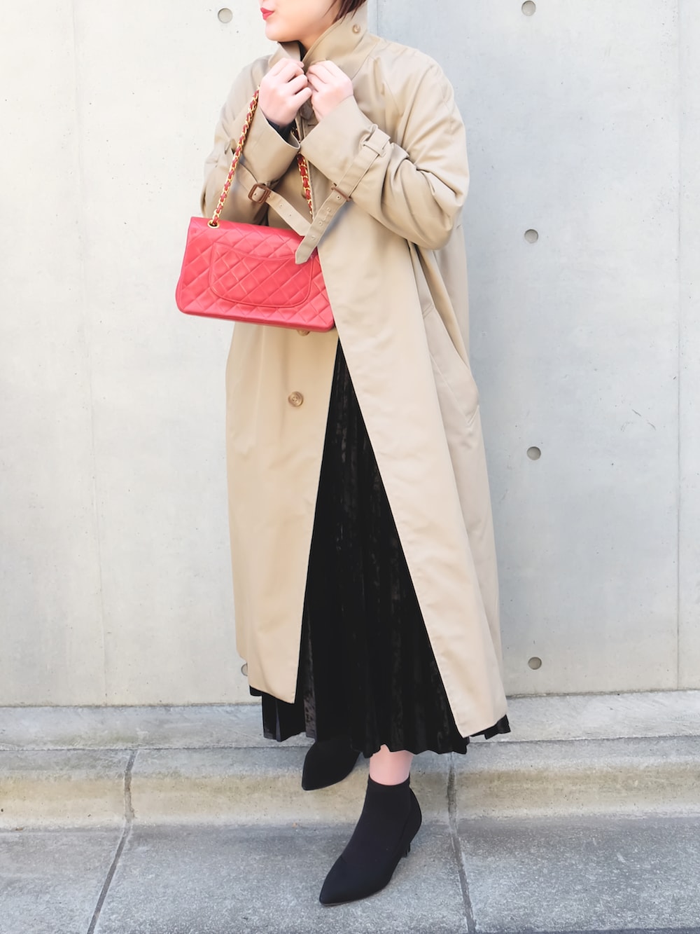 ブラック系のパンプス、ブラック系のスカート、ベージュ系のその他アウターを着用したレディースの冬コーディネートの3枚目の写真