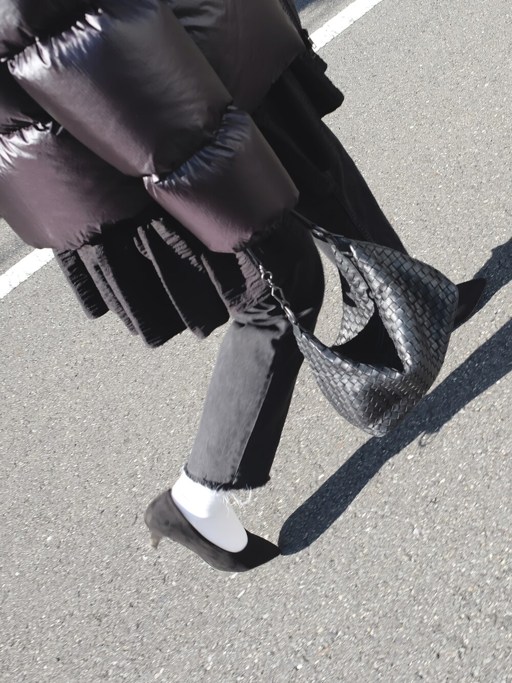 ブラック系のダウンジャケット/コート、ブラック系のパンプス、その他のその他を着用したレディースの秋コーディネートの3枚目の写真