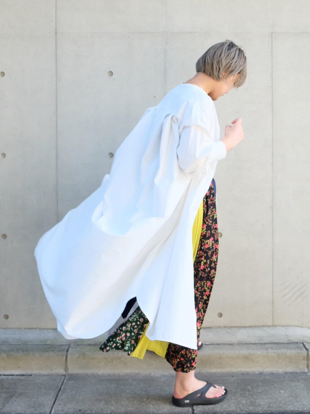 ブラック系のサンダルを着用したレディースの夏コーディネートの3枚目の写真