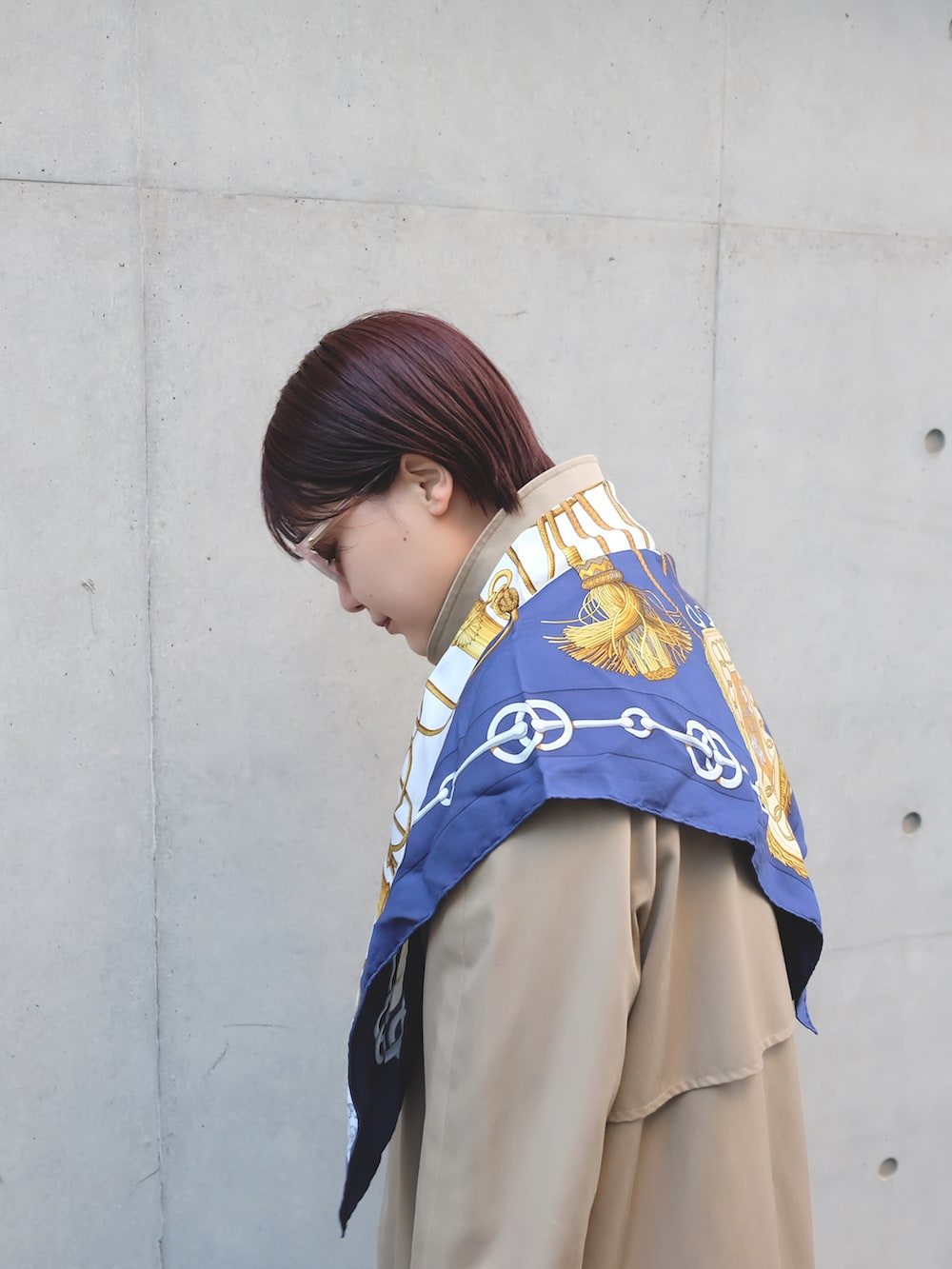 ホワイト系のスニーカー、ベージュ系のその他アウター、ブルー系のストール/ショールを着用したレディースの冬コーディネートの3枚目の写真