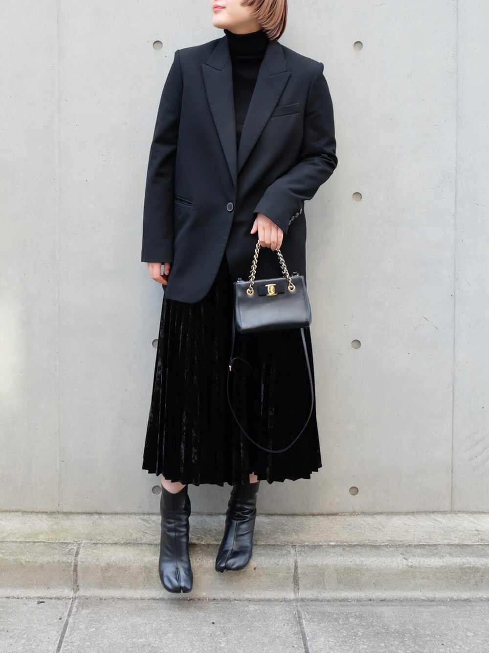 ブラック系のブーツを着用したレディースの冬コーディネートの2枚目の写真