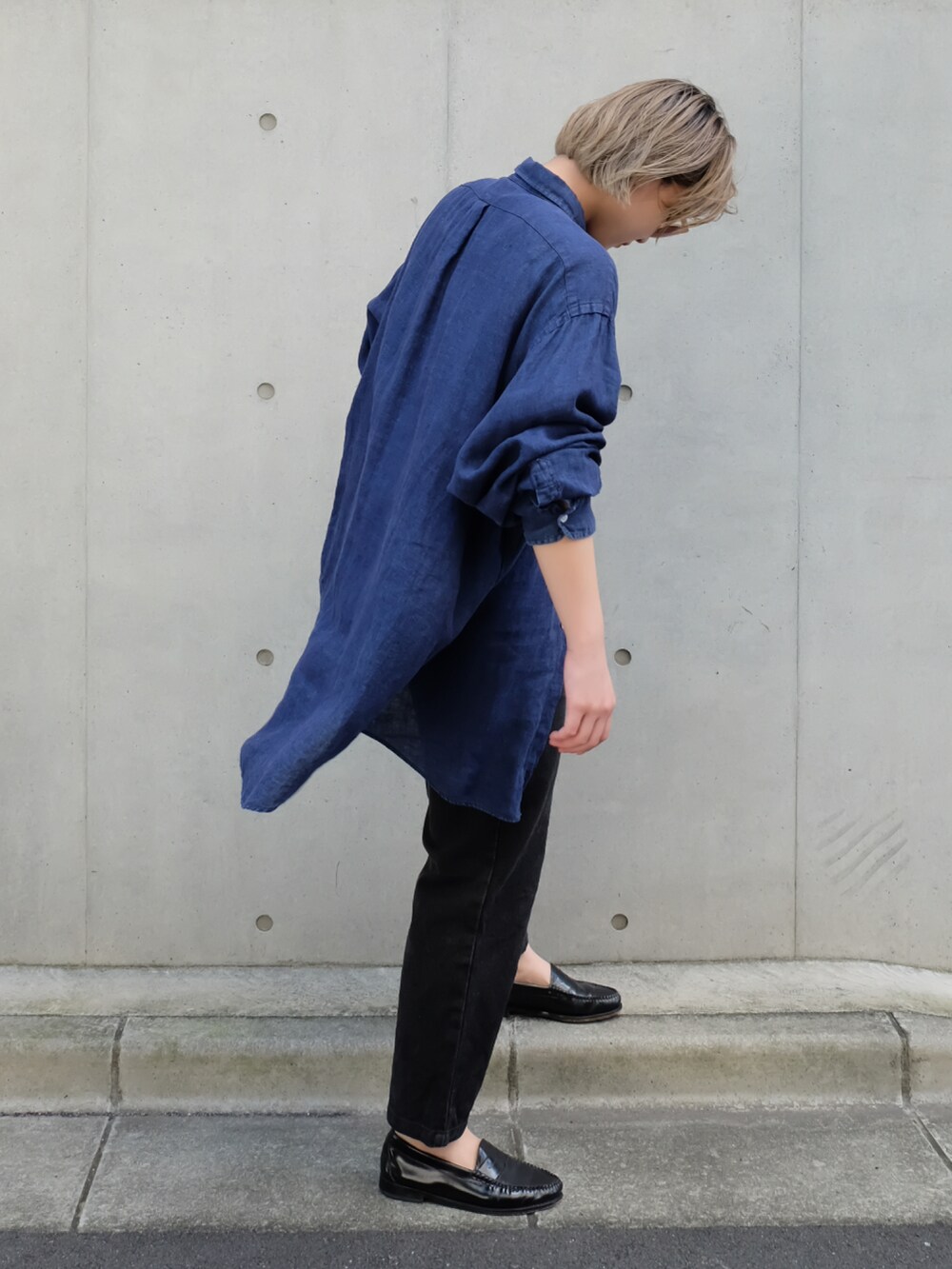 ブラック系のローファー、ブルー系のシャツ/ブラウス、ブラック系のデニムパンツを着用したレディースの秋コーディネートの2枚目の写真