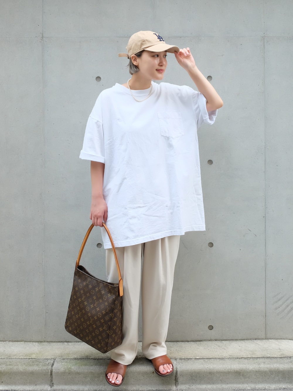 ホワイト系のスウェットパンツ、ホワイト系のTシャツ/カットソー、ブラウン系のショルダーバッグを着用したレディースの夏コーディネートの2枚目の写真