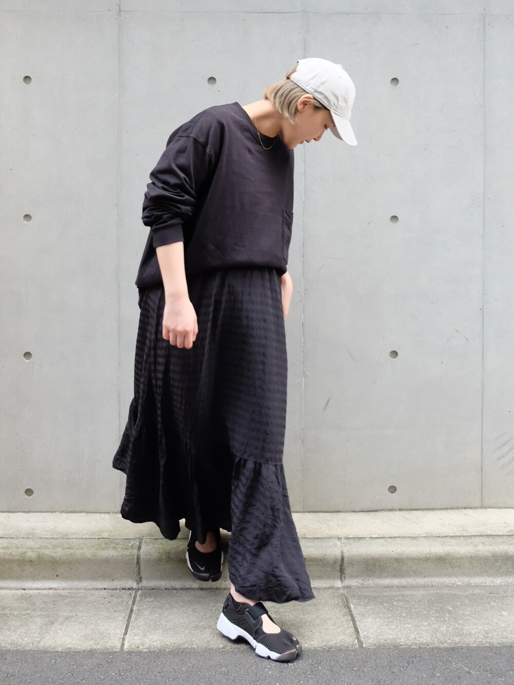 ブラック系のTシャツ/カットソー、ブラック系のワンピース、ブラック系のスニーカーを着用したレディースの秋コーディネートの2枚目の写真