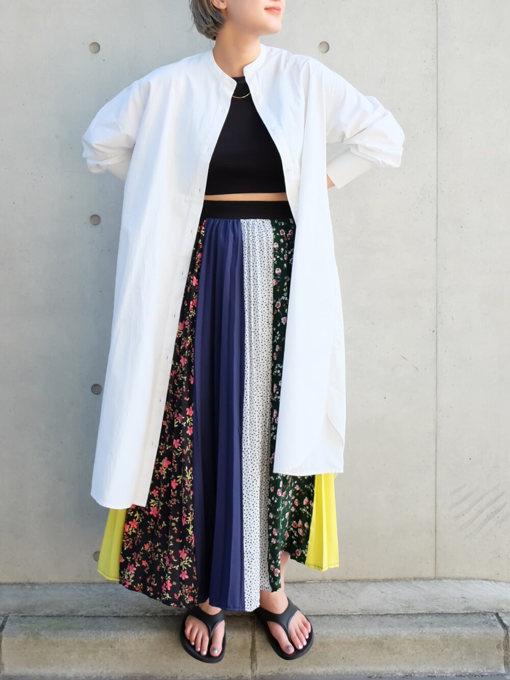 ブラック系のサンダルを着用したレディースの夏コーディネートの2枚目の写真