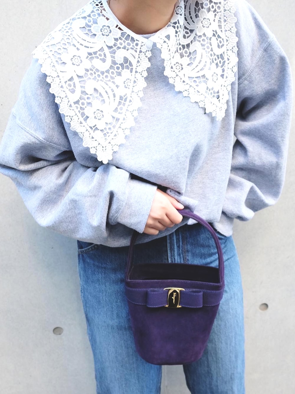 ブラック系のローファー、パープル系のハンドバッグ、グレー系のスウェットを着用したレディースの秋コーディネートの2枚目の写真