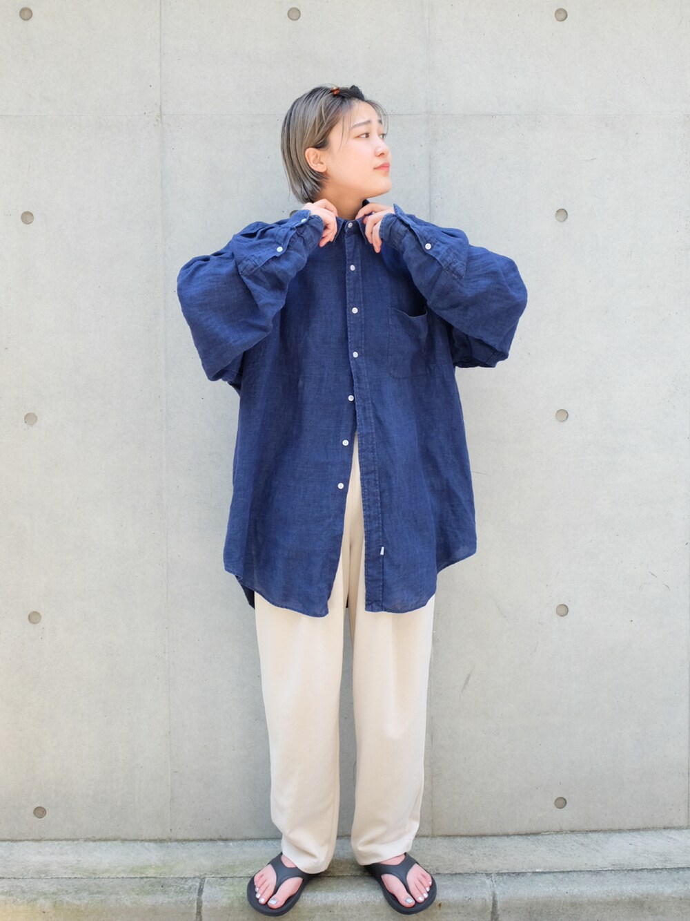 ブラック系のサンダル、ホワイト系のスウェットパンツ、ブルー系のシャツ/ブラウスを着用したレディースの夏コーディネートの2枚目の写真