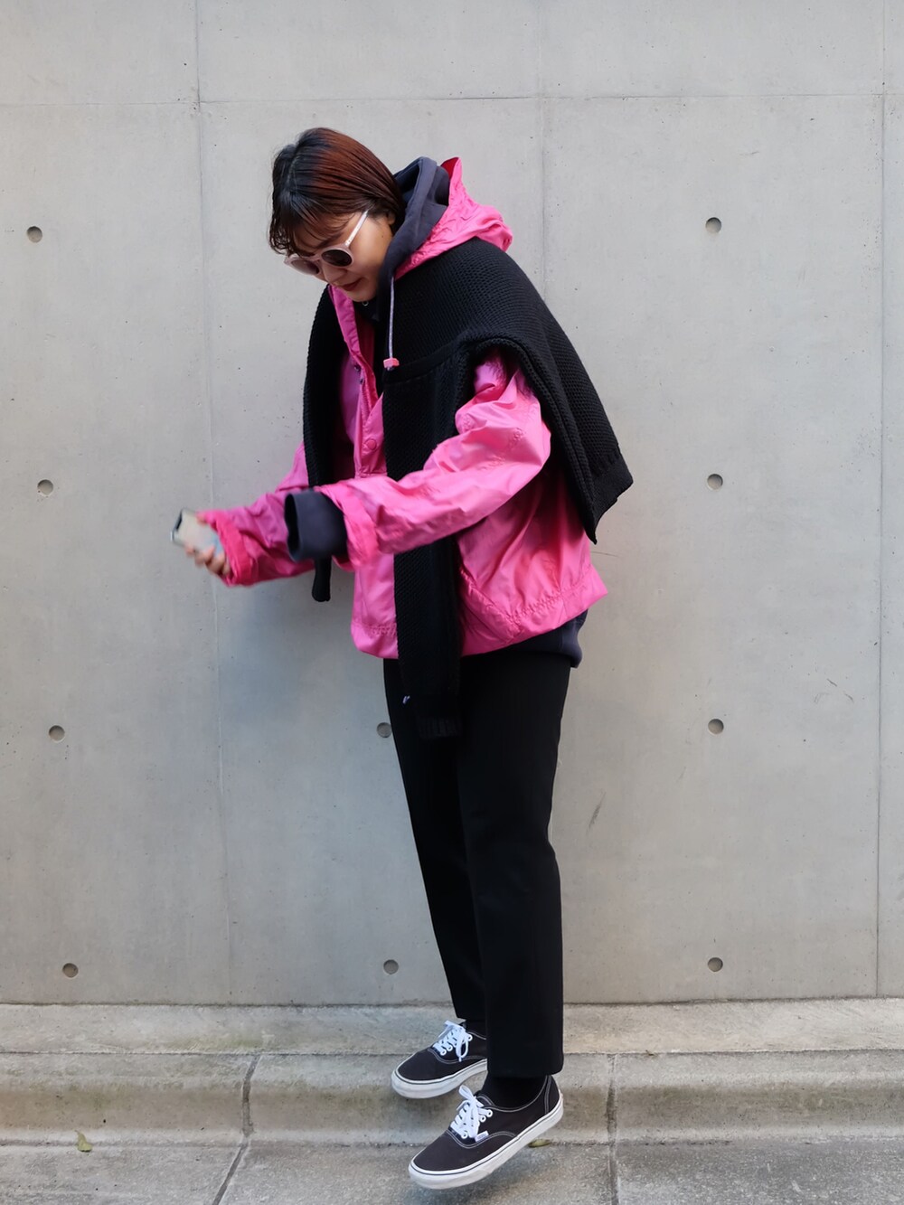 ブラック系のスニーカー、ピンク系のブルゾン、ブルー系のパーカーを着用したレディースの冬コーディネートの2枚目の写真