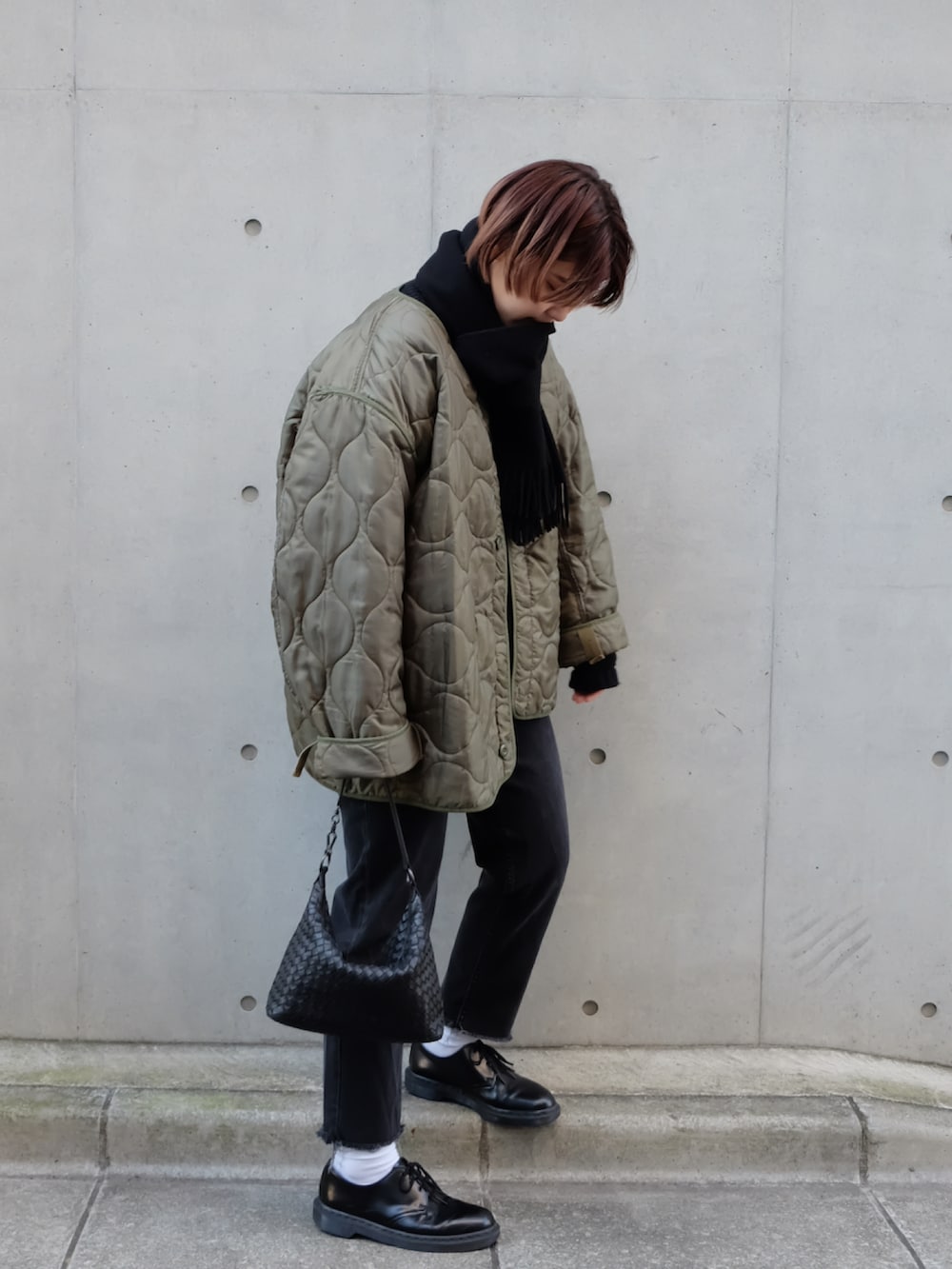 ブラック系のブーツを着用したレディースの冬コーディネートの3枚目の写真